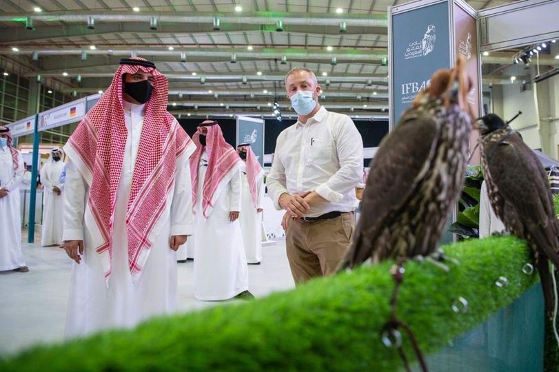 ” الأمير عبد العزيز بن سعود ” يستمع لطلبات منتجي الصقور الأمير عبد العزيز