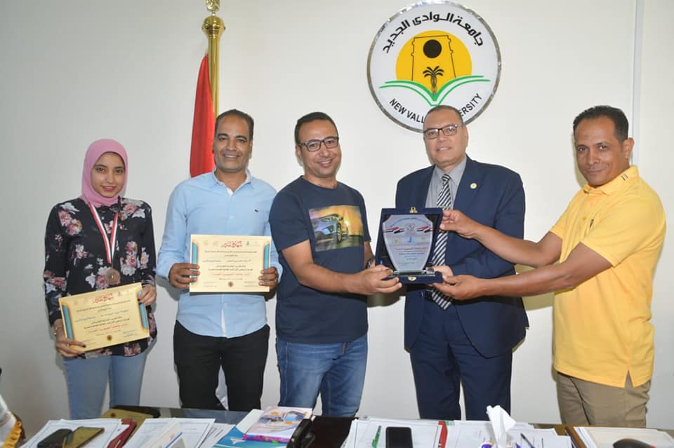 جامعة الوادى الجديد تكرم الطالبة الحاصلة على المركز الثالث في رياضة الدارتس جامعة الوادى الجديد