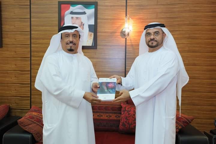 الفريق ضاحي خلفان يتلقى كتاب حول “إدارة مسرح الجريمة” الفريق ضاحي