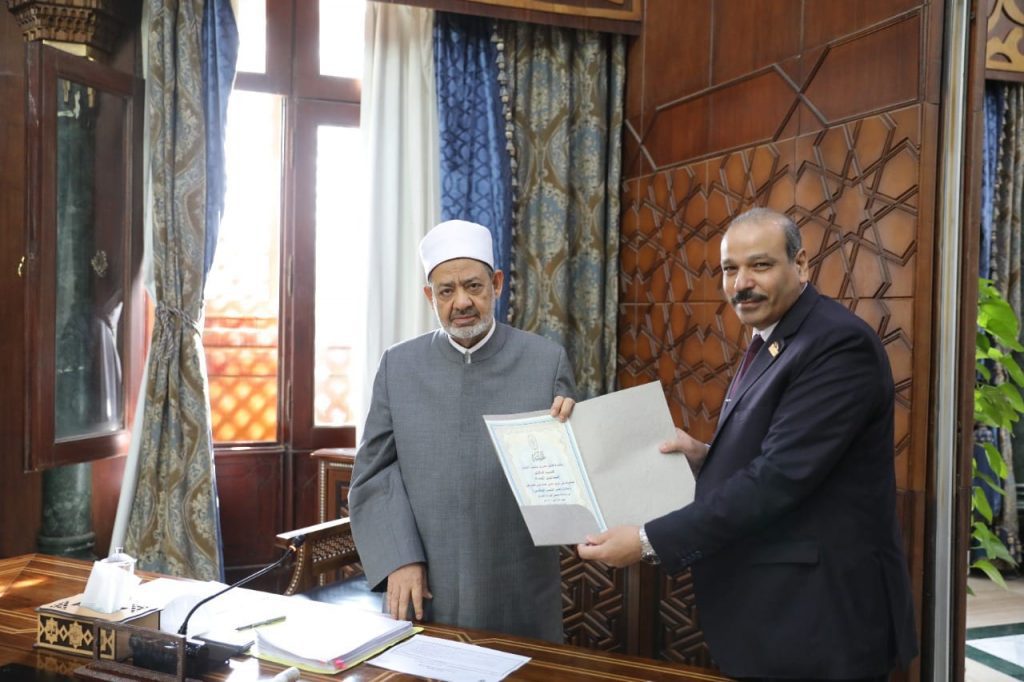 بالصور .. المجلس الأعلى للأزهر يكرم الفائزين من قيادات الأزهر وموظفيه في جائزة مصر التميز الحكومي