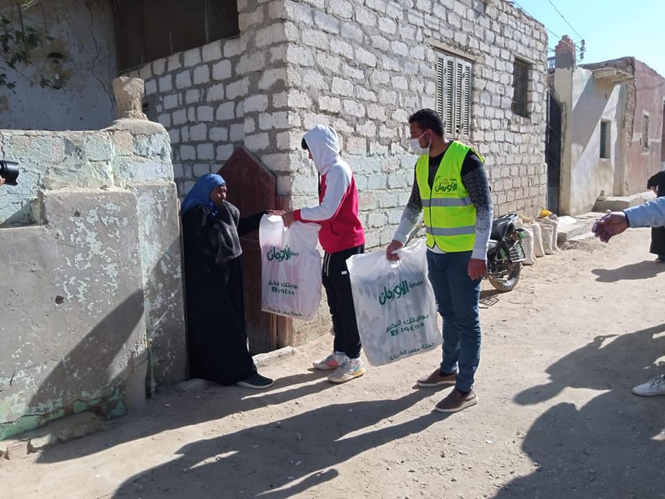 بالصور .. طلاب المدارس والاورمان يدخلون البهجة لبيوت الاسر الأولى بالرعاية بقصر الباسل فى الفيوم الاورمان
