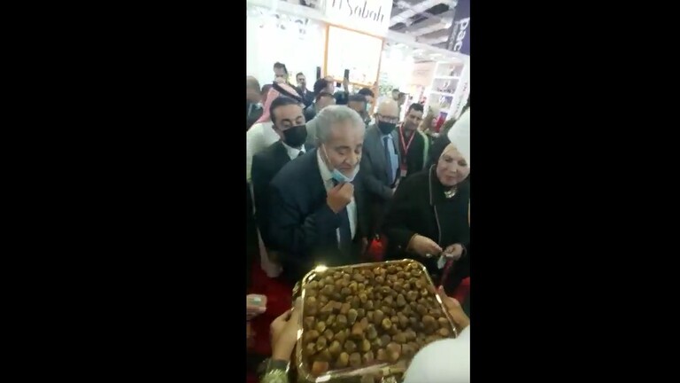 رد فعل وزير التموين المصري بعد إهدائه بلحة لوزيرة التضامن في جناح السعودية وزير التموين