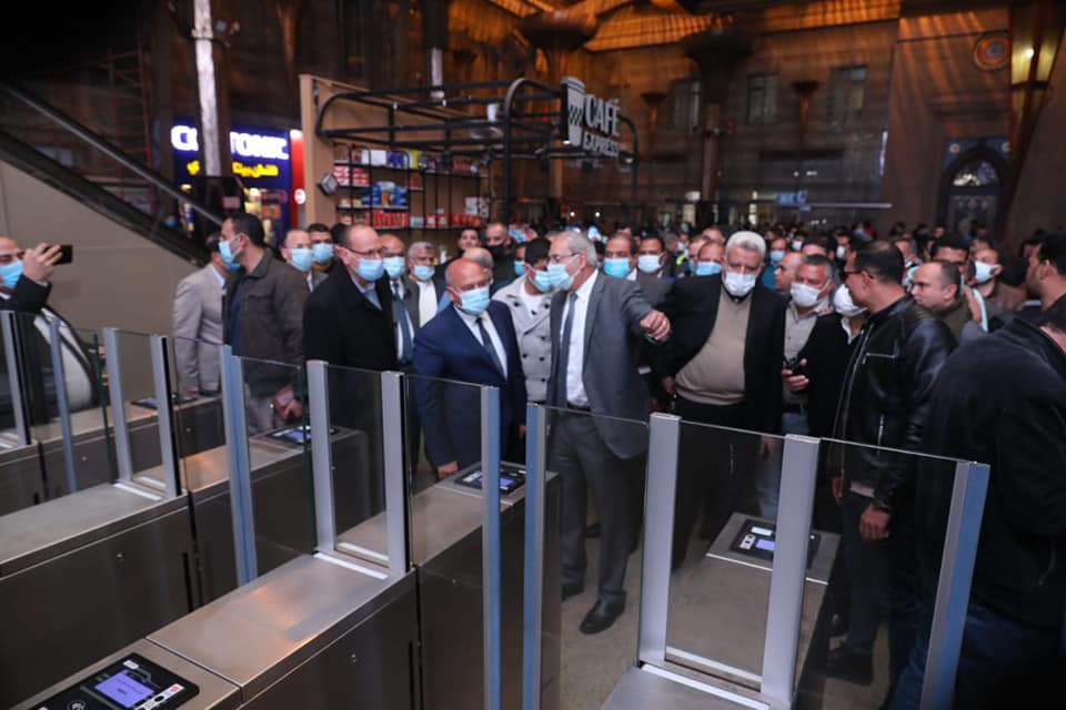 نظرا للظروف السيئه الفريق كامل الوزير في جوله تفقديه بمحطة مصر للسكك الحديدية يلتقي عدد كبير من الركاب ويؤكد خفض سرعت القطارات حفاظا علي حياة الركاب