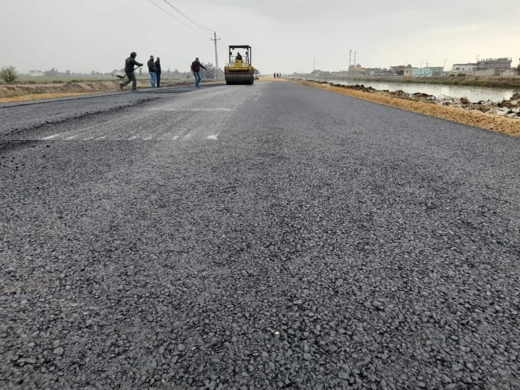 استمرار أعمال رصف و تطوير طريق “بحري ترعة السلام” جنوب بورسعيد