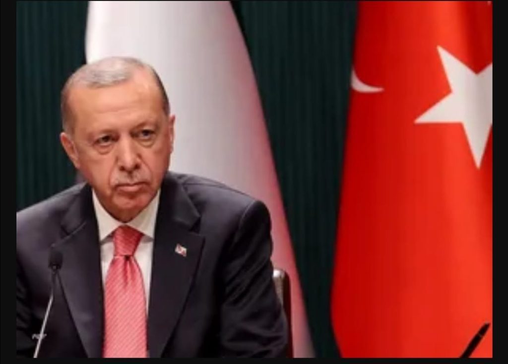 الرئيس التركي رجب طيب أردوغان يعلن عن إصابته وقرينته بفيروس كورونا المستجد.