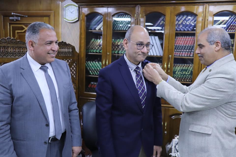 رئيس جامعة الأزهر يكرم الدكتور ياسر البطراوي ويشيد بجهودة محليا وإقليميا ودوليا