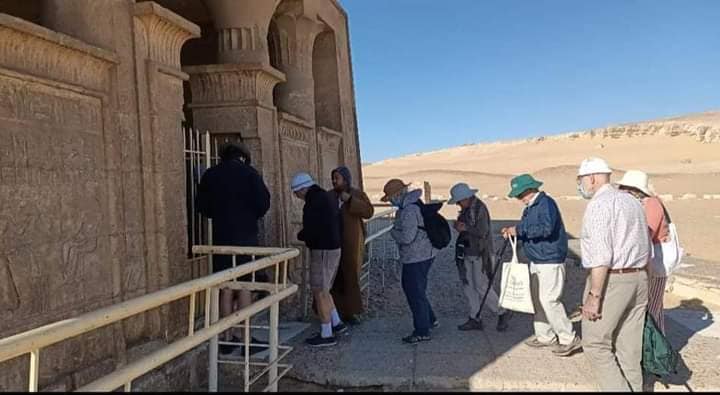 وفد سياحي من دولتي روسيا وانجلترا يزور المناطق الأثرية بالمنيا