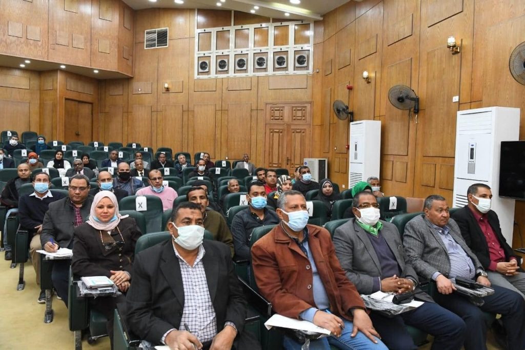 السكرتير العام يعقد اجتماعا لمتابعة تقنين أراضي أملاك الدولة والتصالح في مخلفات البناء بقنا