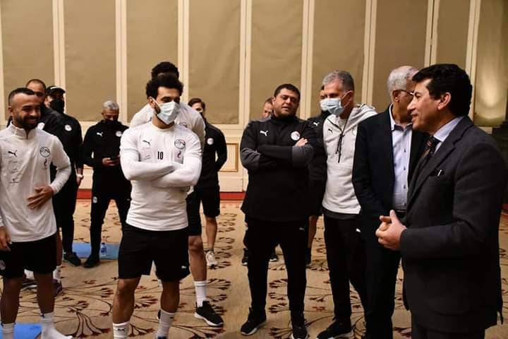 وزير الرياضة يلتقى لاعبى المنتخب الوطنى قبل السفر إلى السنغال.. ويطالب باستمرار التركيز لتحقيق الفوز والتأهل لكأس العالم