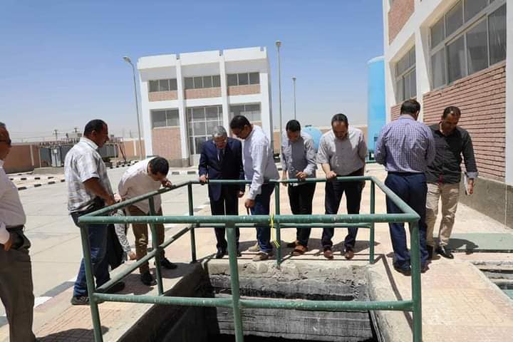 محافظ المنيا يتفقد محطة معالجة الصرف الصحي بالصحراوي الغربي تمهيدا لتشغيلها رسميًا