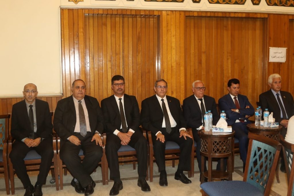 محافظ بورسعيد يشارك في عزاء الدكتور حسني غندر بمسجد الحامدية الشاذلية 