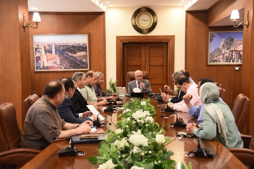 محافظ بورسعيد يستعرض مستجدات العمل بعدد من المشروعات الجاري تنفيذها