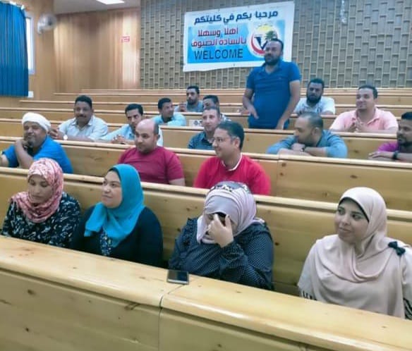 جامعة الوادى الجديد تشهد ندوة حول رفع كفاءه الجهاز الاداري للمهارات الوظيفية بكلية الطب البيطرى 
