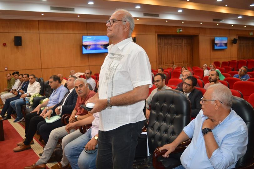 محافظ بورسعيد يلتقي أصحاب المحلات والبنوك والمطاعم بشارع الجمهورية بحي الشرق