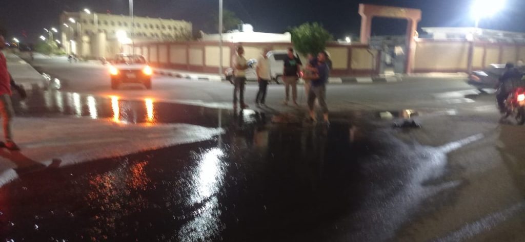 رئيس مدينة طور سيناء على رأس تصيلح عطل بخط مياه