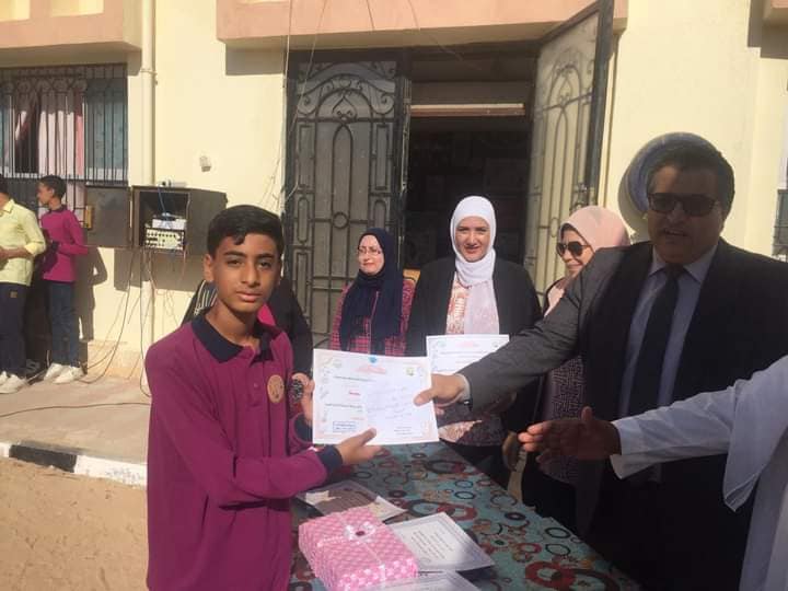 عقل : يكرم الطالب الحاصل على المركز التاسع جمهوري بمسابقة ” الوسيلة والأجهزة العلمية” والمعلمة المشرفة عليه