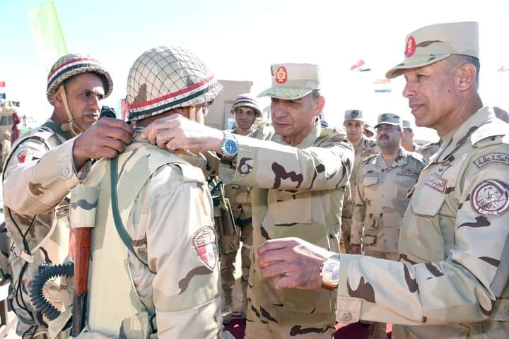 وزير الدفاع يشهد إجراءات تفتيش الحرب لإحدى تشكيلات المنطقة الغربية العسكرية وزير الدفاع