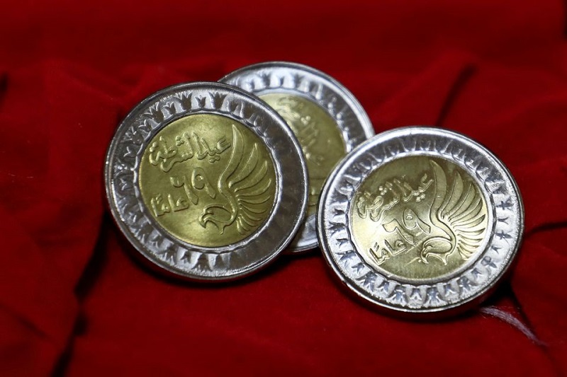 وزير المالية: 30 ألف طلب لاستيراد سيارات المصريين بالخارج في أسبوعين يبدو أن الجنيه المصري لم يصل للسعر العادل بعد حتى الآن وفقًا لآليات السعر المرن التي أعلن البنك المركزي المصري عن تطبيقها في 26 أكتوبر الماضي تزامنا مع قرار تحرير أسعار للمرة الثانية خلال عام واحد. وفي ظل التراجع المستمر للجنيه الذي اقتربت خسائره من 26% منذ قرار التعويم الثاني نهاية أكتوبر، بينما اتسعت إلى 56% منذ قرار التحرير الأول في 20 مارس الماضي، يبدو أن المركزي المصري على وشك إجراء تدخلات جديدة لضبط الأسواق. عاجل: تقلبات دراماتيكية.. ارتفاع مزيف وسقوط جماعية بعد ساعات من اجتماع محافظ المركزي المصري ورئيس الوزراء، يبدو أن المركزي المصري اجتمع ليلة أمس الأحد برؤساء 37 بنكًا مصريًا بهدف دراسة مزيد من الإجراءات لضبط أوضاع السوق وتوفير السيولة الدولارية. يأتي ذلك بعد أيام قليلة من إعلان البنك المركزي أنه سيتوقف عن الاستمرار في تحمل تكلفة دعم 5 مبادرات ذات فائدة مدعمة لقطاعات اقتصادية مختلفة، لتنوب مكانه وزارتي المالية، والإسكان والمرافق والمجتمعات العمرانية، وصندوق دعم السياحة والآثار. يذكر أنه في صباح 26 ديسمبر جاء قرار المركزي المصري المفاجئ بتحرير أسعار الصرف ورفع الفائدة بواقع 200 نقطة أساس لمواجهة التضخم الذي بلغ أعلى مستوياته في 4 سنوات. عاجل: رغم ضعفه.. الدولار يسحق اليوان الصيني الجنيه الآن ومنذ بداية الأسبوع وحتى هذه اللحظات من تعاملات اليوم، شهدت أسعار الصرف انخفاض الجنيه المصري بواقع قرشين مقابل الدولار. ووفقًا لشاشة أسعار البنك المركزي المصري خلال هذه اللحظات من تعاملات اليوم الإثنين ارتفع سعر صرف الدولار إلى مستويات 24.6167 جنيه دولار للبيع ومستويات 24.5367 جنيه دولار للشراء. وسجل سعر صرف الدولار في البنوك الوطنية، الأهلي وبنك مصر، مستويات 24.55 جنيه دولار للبيع، ومستويات 24.5 جنيه للشراء، خلال هذه اللحظات من تعاملات اليوم الإثنين. وفي البنوك الخاصة سجل سعر الدولار ارتفاعا بواقع قرشين ليصل إلى مستويات 24.6 جنيها للبيع ومستويات 24.57 جنيها دولار للشراء، في بنوك البنك المصري الخليجي، مصرف أبو ظبي الإسلامي، البنك التجاري الدولي، البنك الأهلي الكويتي (بيريوس). اجتماع هام والتقى الدكتور مصطفى مدبولي، رئيس مجلس الوزراء، أمس الأحد، محافظ البنك المركزي؛ لمتابعة عدد من الملفات، في إطار التنسيق بين الحكومة والبنك المركزي لإتاحة السلع الأساسية والاطمئنان على توافر المخزون الكافي عند المستويات الآمنة. وقال السفير نادر سعد، المتحدث الرسمي لرئاسة مجلس الوزراء، إن الاجتماع شهد التأكيد على استمرار التنسيق بين الحكومة والبنك المركزي فيما يتعلق بإتاحة الموارد الدولارية اللازمة لتدبير السلع الأساسية وكذا مستلزمات الإنتاج المطلوبة للقطاع الصناعي.