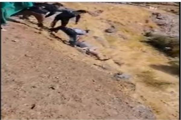 إنقاذ رجل في اللحظات الأخيرة قبل سقوط سيارته أعلى منحدر إنقاذ رجل