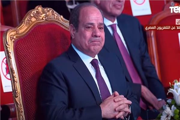 الرئيس يغالب الدموع.. شاب من ذوي الهمم وصديقه يثيران تعاطف «السيسي»