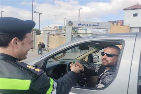 رجال المرور يوزعون الشيكولاتة على قائدي السيارات احتفالًا بـ«عيد الشرطة»