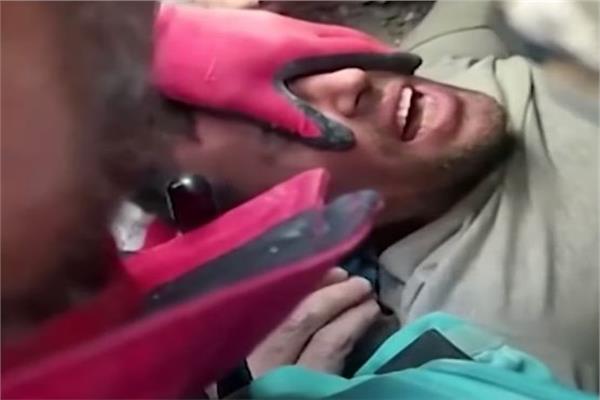 رجل يتلو القرآن أثناء محاولة إنقاذه من تحت الأنقاض بعد 104 ساعات