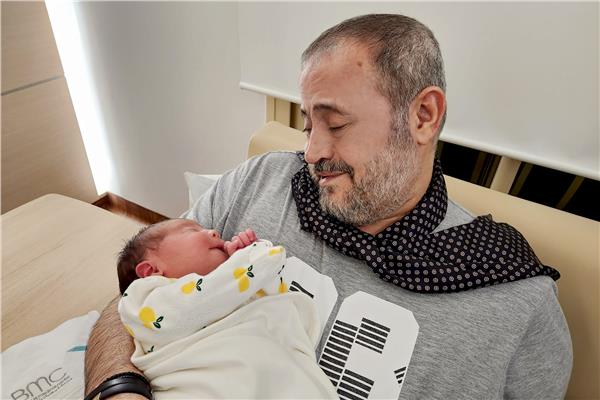 بعد 40 يومًا من وفاة نجله.. جورج وسوف يستقبل حفيدته