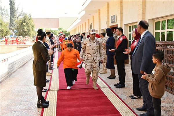 القوات المسلحة تنظم زيارة لأبطال قادرون باختلاف بالجيش الثاني الميداني