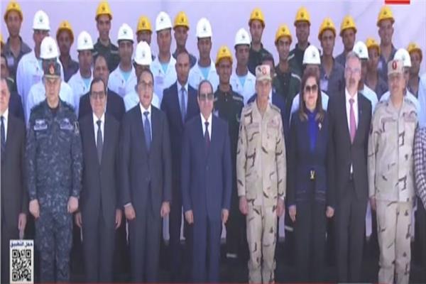 الرئيس السيسي يلتقط صورة تذكارية مع العاملين بمجمع الأسمدة
