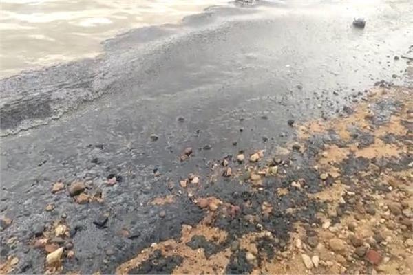 بسبب مخلفات السفن.. «شاطئ السوايسة» يتحول لـ«اللون الأسود»