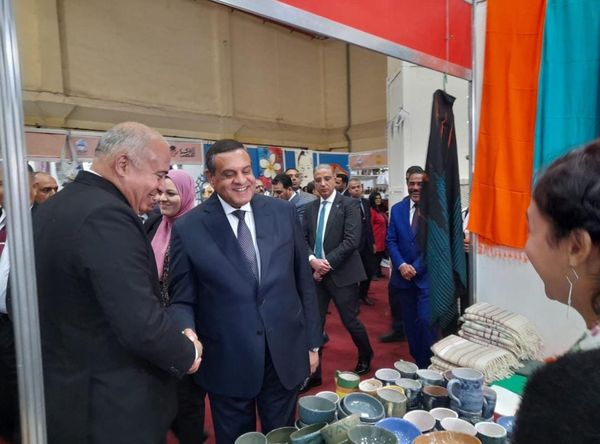 وزيرى التنمية المحلية والبيئة ومحافظ قنا يتفقدون منصة أيادي مصر بمعرض القاهرة الدولي