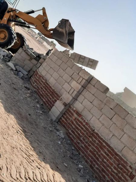 إزالة بقرية الوادى لمبانى منزل وسور