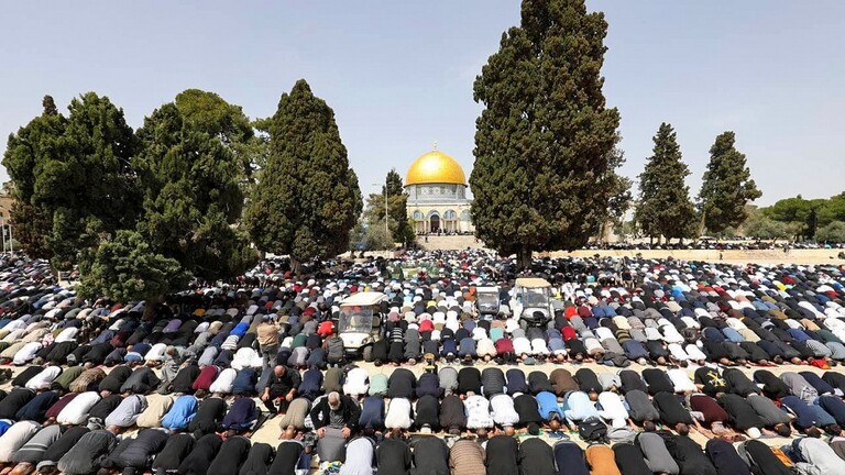 الشرطة الإسرائيلية تطرد المعتكفين داخل المسجد الأقصى وتعتقل أحدهم
