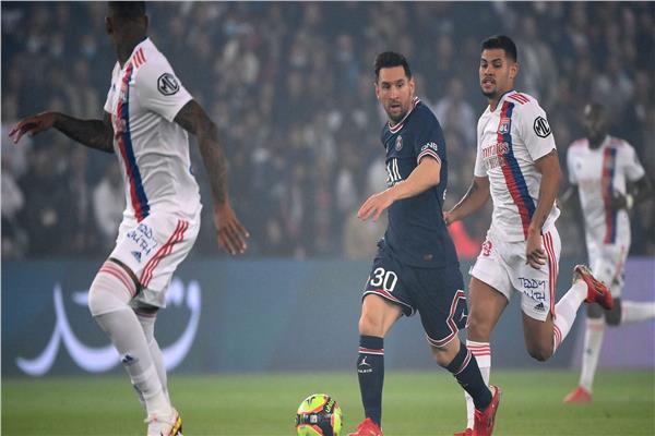 انطلاق مباراة باريس سان جيرمان وليون بقمة الدوري الفرنسي
