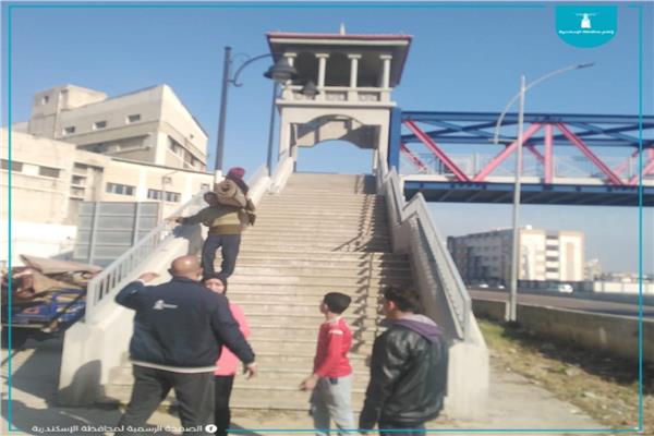 القبض على صاحب مغسلة نشر السجاد على كوبري مشاة بالمحمودية في الإسكندرية