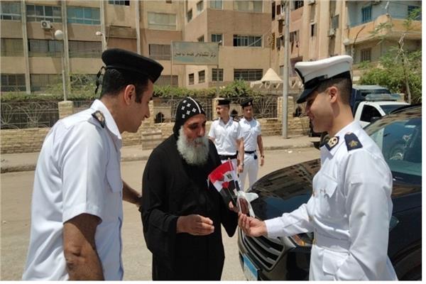 «ورورد وهدايا وترابط مجتمعي».. الداخلية تحتفل مع المواطنين بعيد الفطر