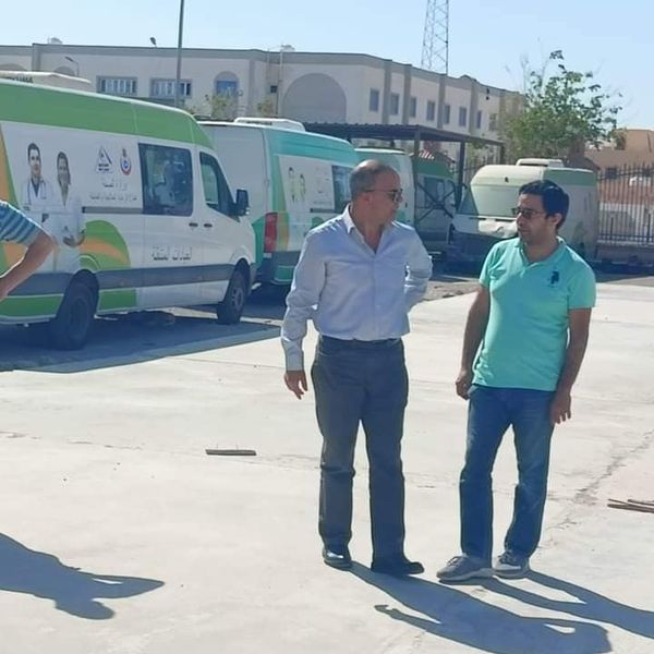 وكيل وزارة الصحة بجنوب سيناء يشهد بدء نقل وانشاء المستشفي الميدانى داخل مبنى الطور العام