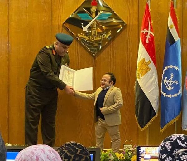 مصطفى الكومى يكتب : علاء سيد قصة كفاح شاب من ذوى الهمم تحدى المجتمع ووصل للشهرة