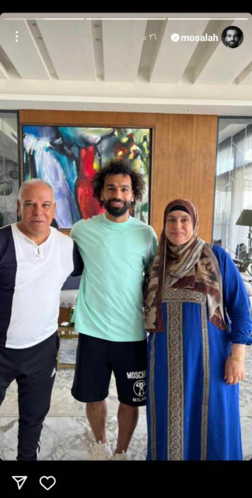 مع والديه.. شاهد أحدث ظهور لـ «محمد صلاح» محمد صلاح