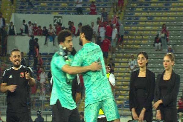 شاهد| الشناوي يهدي مصطفي شوبير الميدالية الذهبية