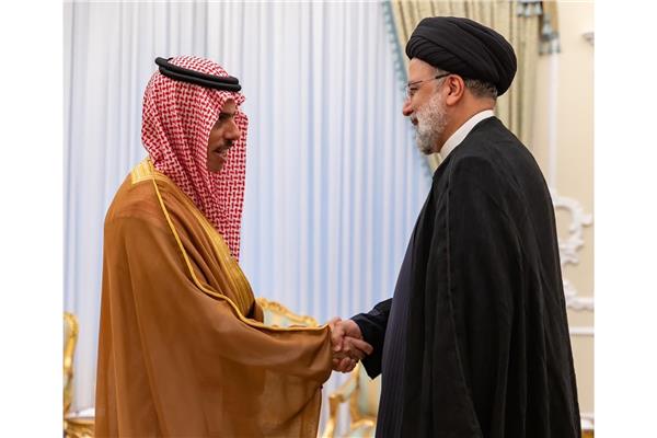 وزير الخارجية السعودي يُسلّم الرئيس الإيراني دعوة من الملك سلمان لزيارة المملكة