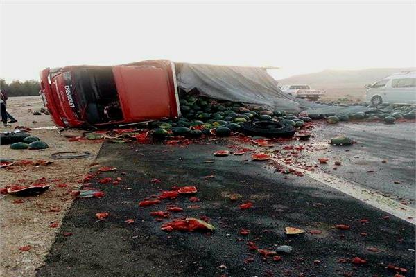 انقلاب سيارة محملة بالبطيخ بطريق نجع حمادي- قنا الصحراوي الغربي