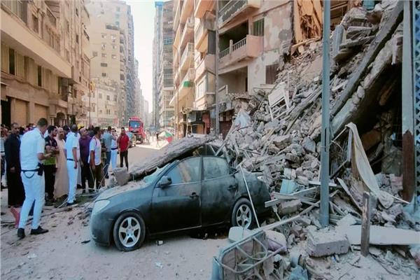 النيابة العامة بالإسكندرية تعاين موقع العقار المنهار بسيدي بشر