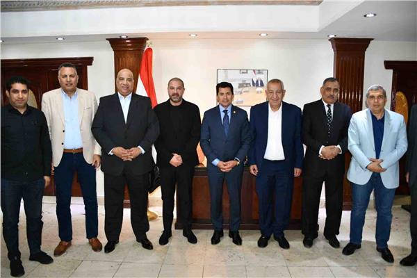 وزير الرياضة يبحث مع الأندية الشعبية وضع سقف لبيع وشراء اللاعبين