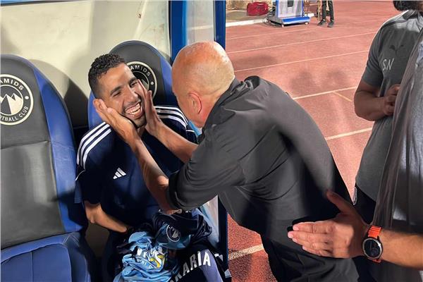 بيراميدز يمنح مؤمن زكريا قميصًا تذكاريًا قبل مباراة سموحة