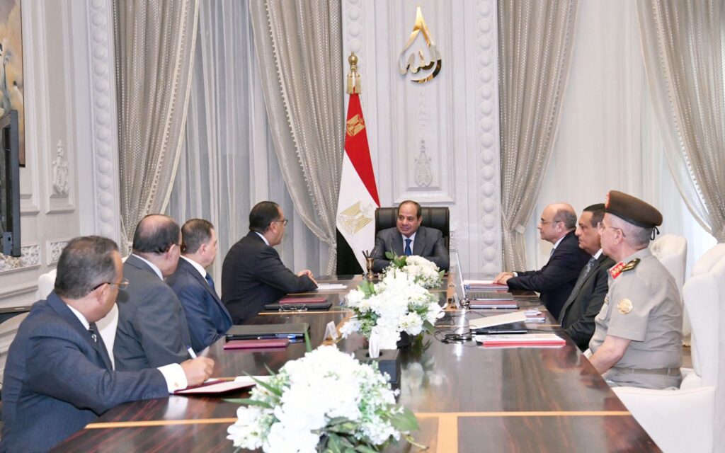 الرئيس السيسي يعقد اجتماعا بحضور مدبولي وعدد من الوزراء لبحث تقنين واسترداد أراضي الدولة