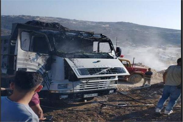 مُستوطنون إسرائيليون يحرقون مُنتزهًا فلسطينيًا وآخرون يقتلعون أشجارًا جنوب الضفة