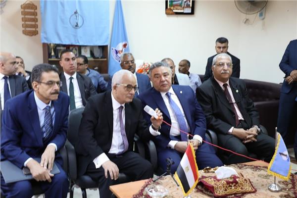 محافظ البحر الأحمر: زيارة وزير التعليم رفعت الروح المعنوية لطلاب الثانوية