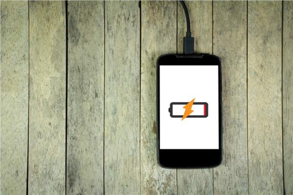 أخطاء يقع فيها مستخدمي أجهزة أندرويد وآيفون تستنزف البطارية.. تعرف عليها