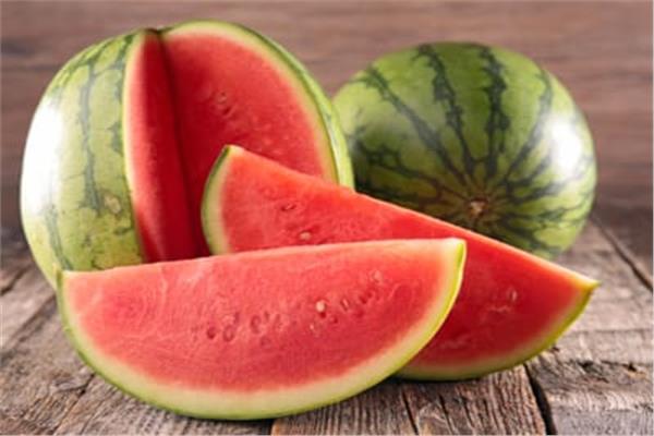 خبراء الصحة يحذرون من شرب الماء والحليب بعد تناول البطيخ.. اعرف السبب